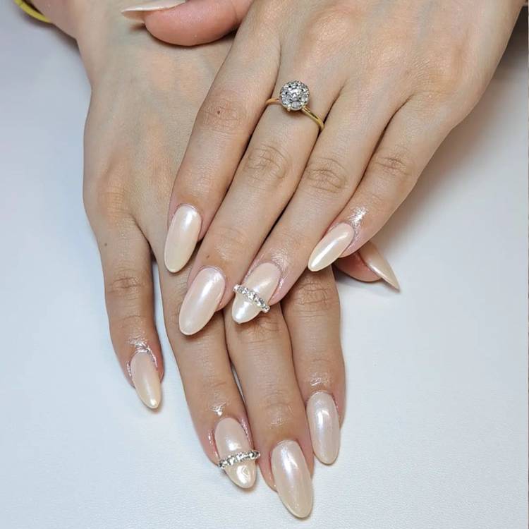Light Beige Chrome Almond Nails with Silver Accents Light Beige Chrome Almond Nails with Silver Accents — Classy Nude Chrome Nails