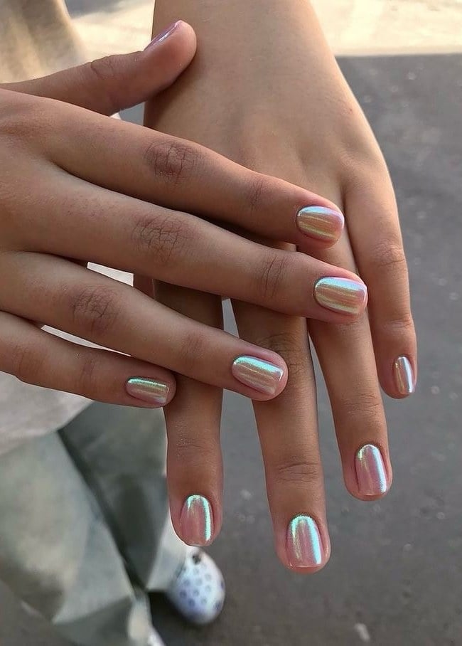 Milky Chrome Short Almond Nails with Iridescent Shifts Milky Chrome Short Almond Nails with Iridescent Shifts — Classy Nude Chrome Nails