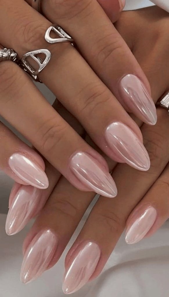 Pale Pink Nude High-Shine Chrome Almond Nails Pale Pink Nude High-Shine Chrome Almond Nails — Classy Nude Chrome Nails