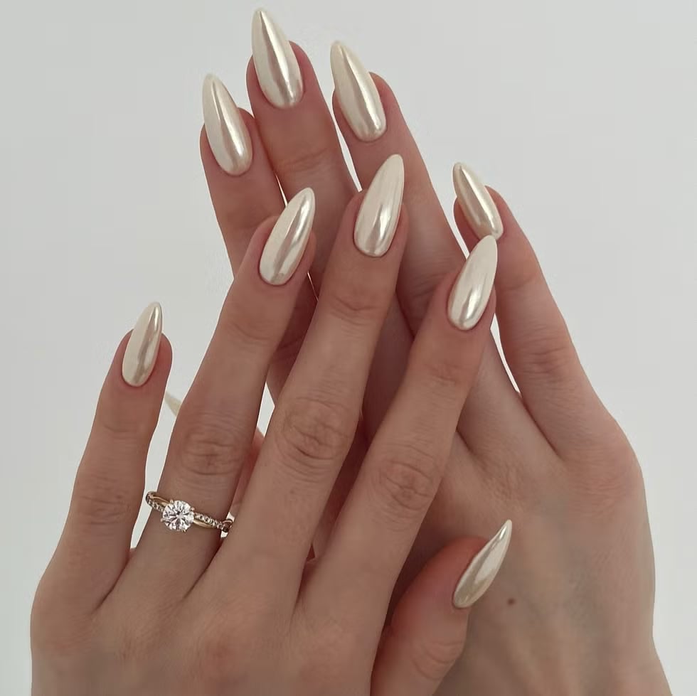 Pale Beige Mirror Chrome Long Stiletto Nails Pale Beige Mirror Chrome Long Stiletto Nails — Classy Nude Chrome Nails