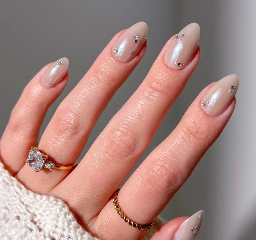 Light Nude Iridescent Chrome Almond Nails with Rhinestones Light Nude Iridescent Chrome Almond Nails with Rhinestones — Classy Nude Chrome Nails