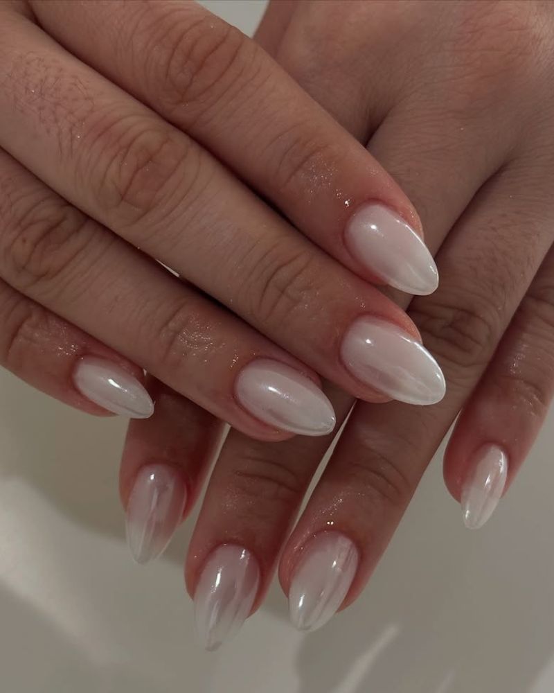 Pale Pink Nude High-Shine Chrome Almond Nails, Close-Up Take Pale Pink Nude High-Shine Chrome Almond Nails, Close-Up Take — Classy Nude Chrome Nails