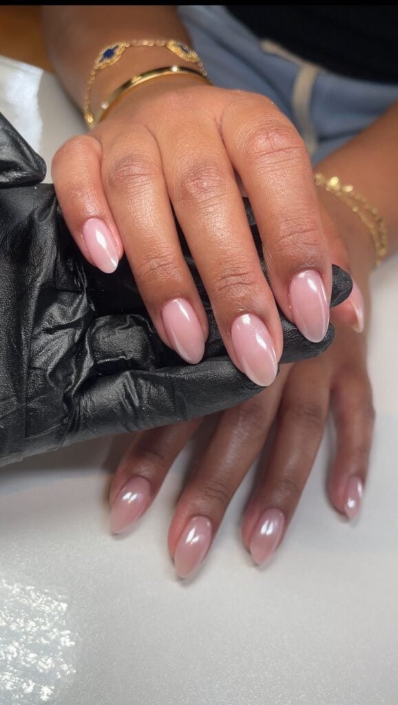 Sheer Nude Pearlescent Chrome Short Oval Nails Sheer Nude Pearlescent Chrome Short Oval Nails — Classy Nude Chrome Nails