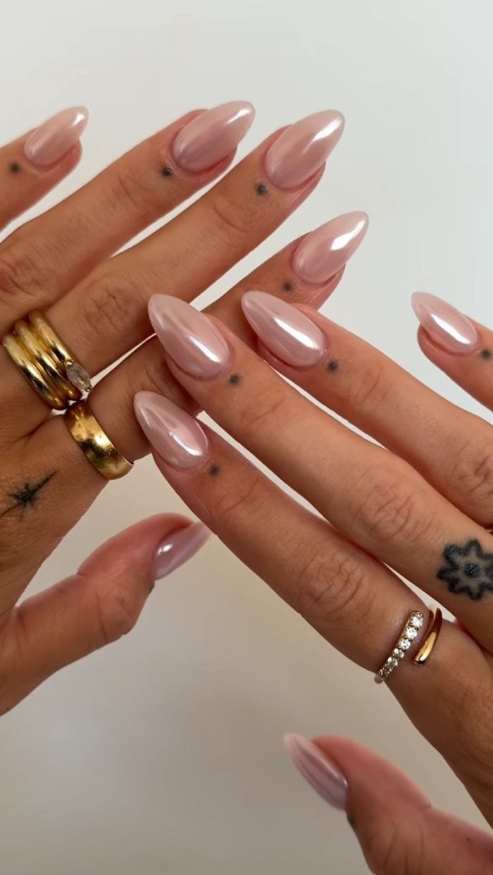 Glazed Pinky Nude Chrome Medium Almond Nails Glazed Pinky Nude Chrome Medium Almond Nails — Classy Nude Chrome Nails