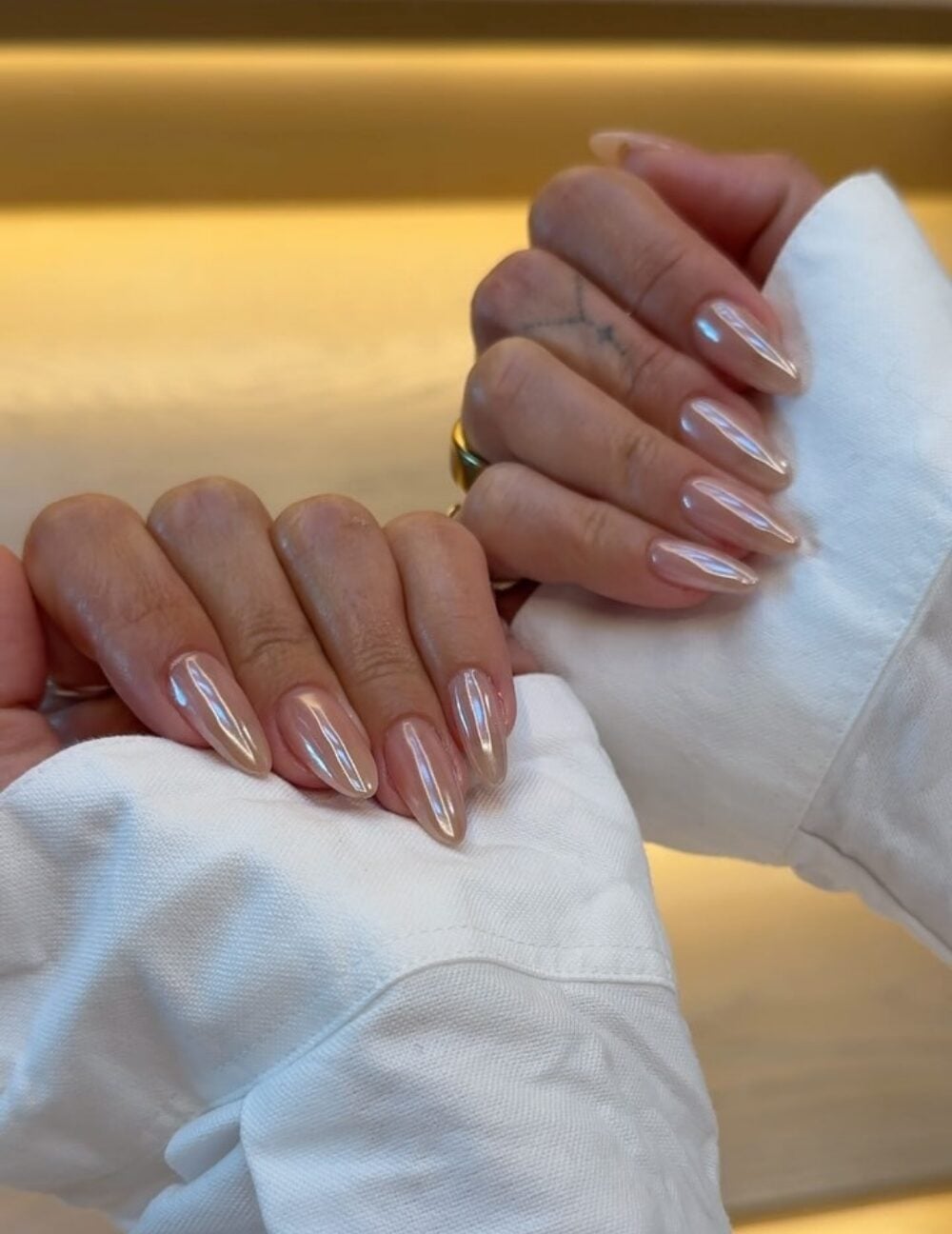 Light Nude Pearlescent Chrome Medium Almond Nails With Full Cover Light Nude Pearlescent Chrome Medium Almond Nails With Full Cover — Classy Nude Chrome Nails