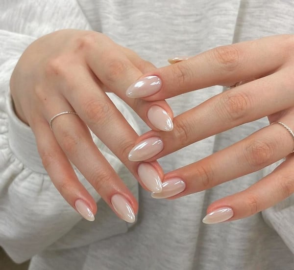 Light Beige Pearly Chrome Medium Almond Nails Light Beige Pearly Chrome Medium Almond Nails — Classy Nude Chrome Nails