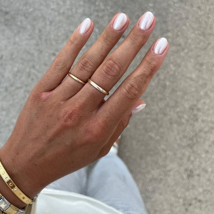 Milky Nude Chrome Short Almond Nails Milky Nude Chrome Short Almond Nails — Classy Nude Chrome Nails