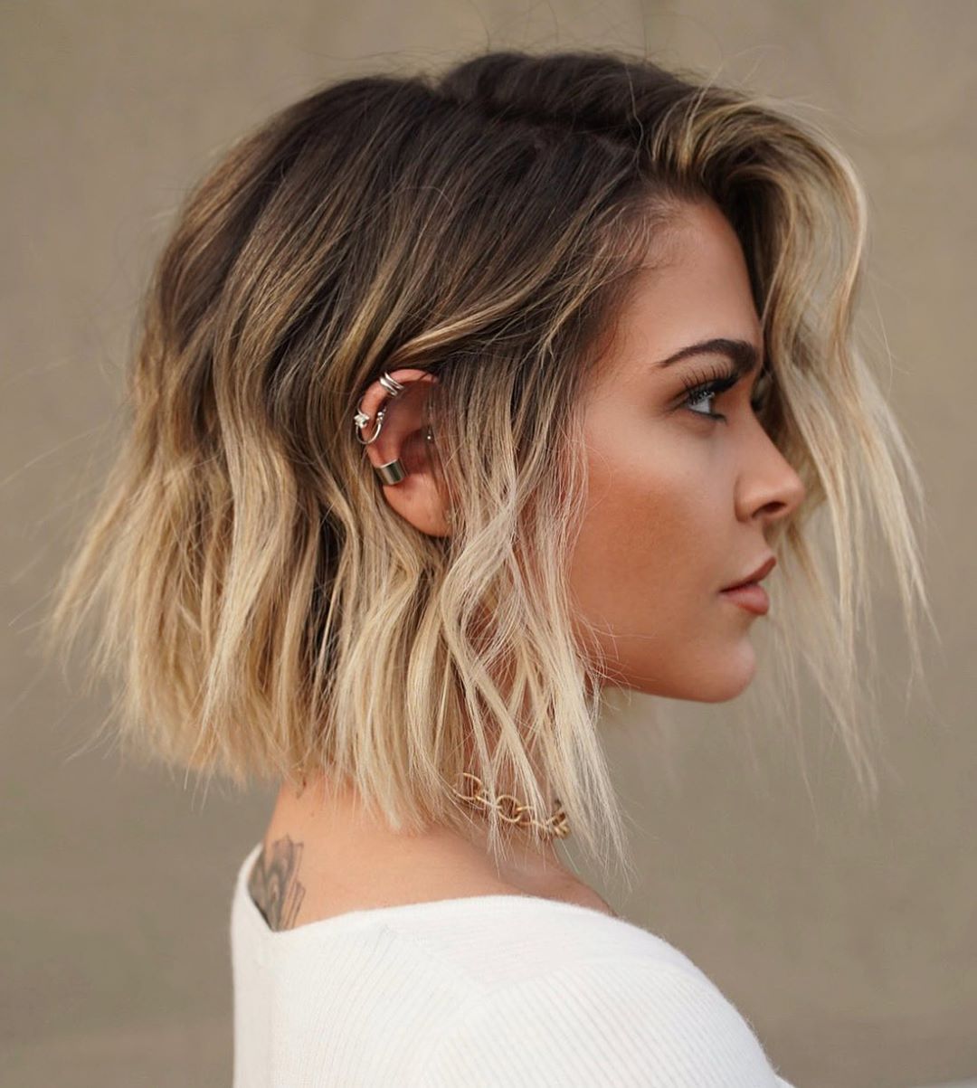 Wavy Bob With Dark Brown To Blonde Ombré Wavy Bob With Dark Brown To Blonde Ombré — Classy Ombré Hair
