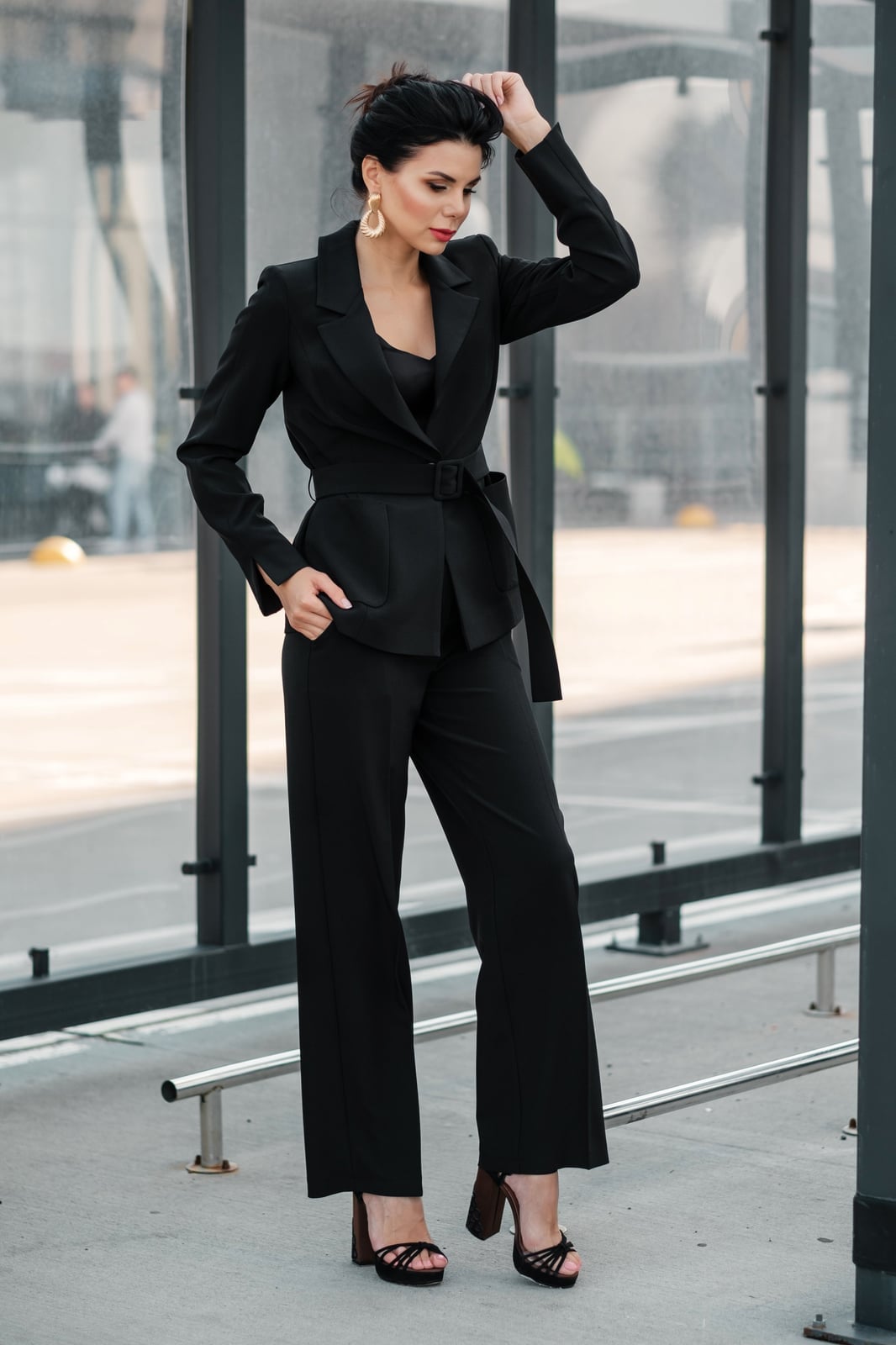 Black Belted Blazer and Wide-Leg Trousers With Strappy High Heels Black Belted Blazer and Wide-Leg Trousers With Strappy High Heels — Classy Outdoor Outfit