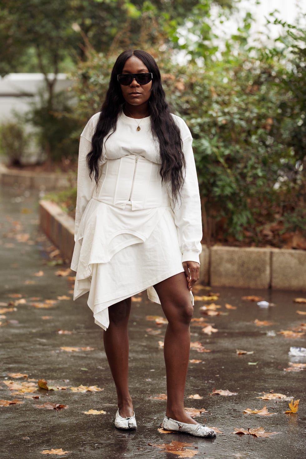 White Patterned Flats with a Corset Belt and Asymmetric, Close-Up Take White Patterned Flats with a Corset Belt and Asymmetric, Close-Up Take — Classy Outfits with Flats