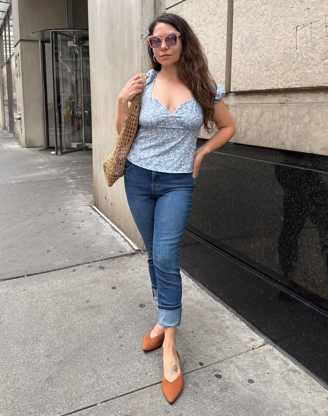 Brown Pointed-Toe Flats with Slim-Fit Jeans and a Floral Top Brown Pointed-Toe Flats with Slim-Fit Jeans and a Floral Top — Classy Outfits with Flats