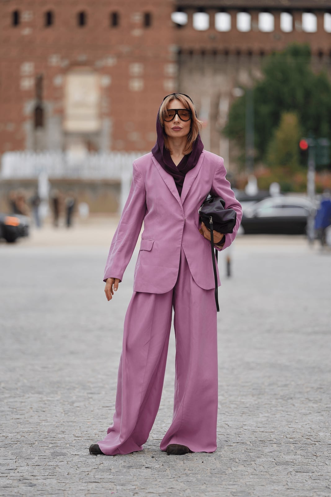 Dark Pointed-Toe Flats with a Lilac Oversized Suit, Close-Up Take Dark Pointed-Toe Flats with a Lilac Oversized Suit, Close-Up Take — Classy Outfits with Flats