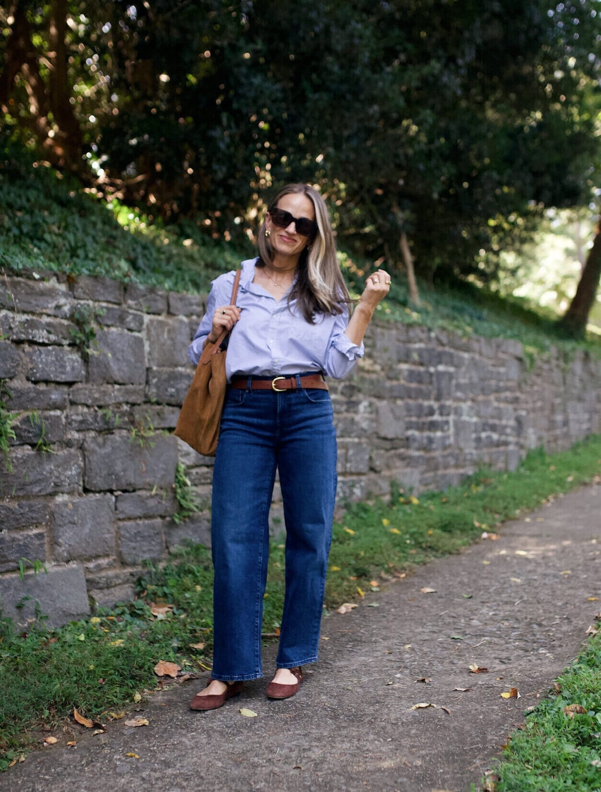 Dark Red Pointed-Toe Flats with Wide-Leg Jeans and a Button-Down Shirt Dark Red Pointed-Toe Flats with Wide-Leg Jeans and a Button-Down Shirt — Classy Outfits with Flats