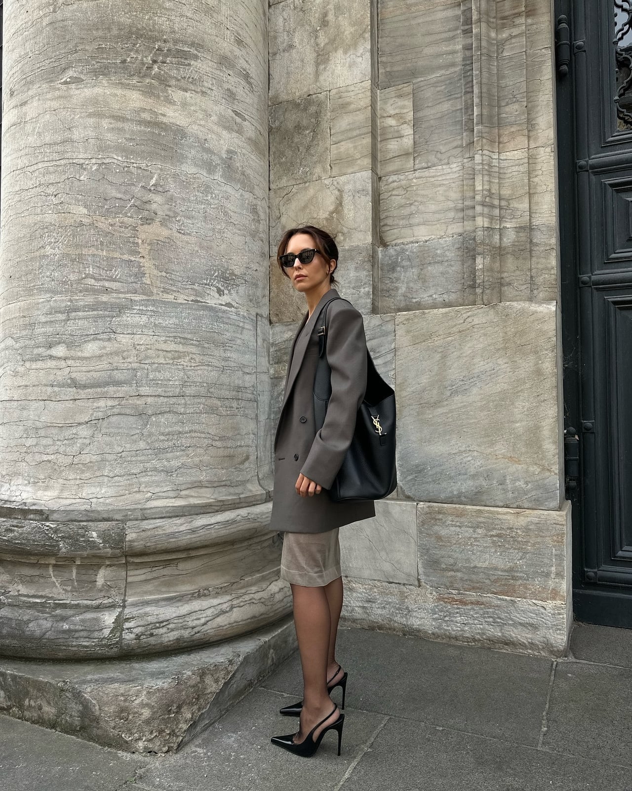 Oversized Blazer Over Bermuda Shorts and Sheer Tights Oversized Blazer Over Bermuda Shorts and Sheer Tights — Classy Outfits with Tights