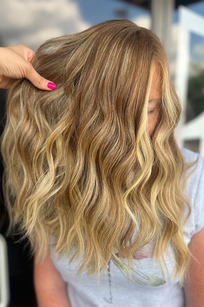 Dark Blonde With Lighter Blonde Highlights Collarbone, Wavy Dark Blonde With Lighter Blonde Highlights Collarbone, Wavy — Classy Partial Highlights