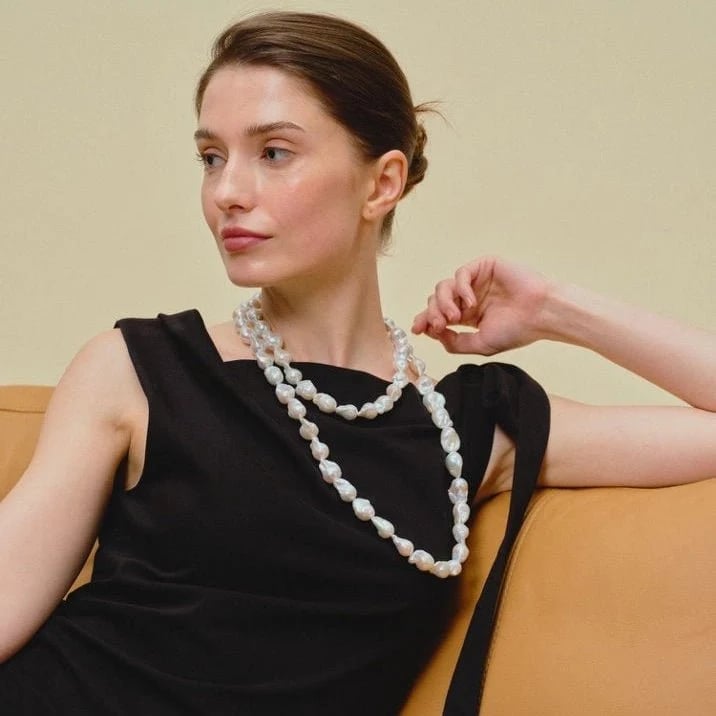Sleeveless Black Dress with Long Pearl Necklace Sleeveless Black Dress with Long Pearl Necklace — Classy Pearl Outfits