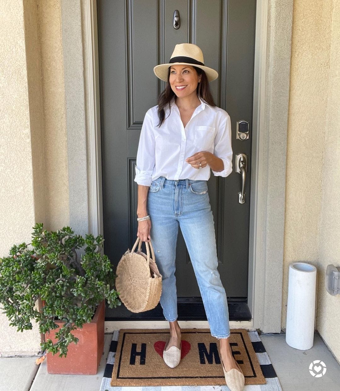 Light Wash Jeans With Button-Down Shirt and Straw Tote Bag Light Wash Jeans With Button-Down Shirt and Straw Tote Bag — Classy Picnic Outfit