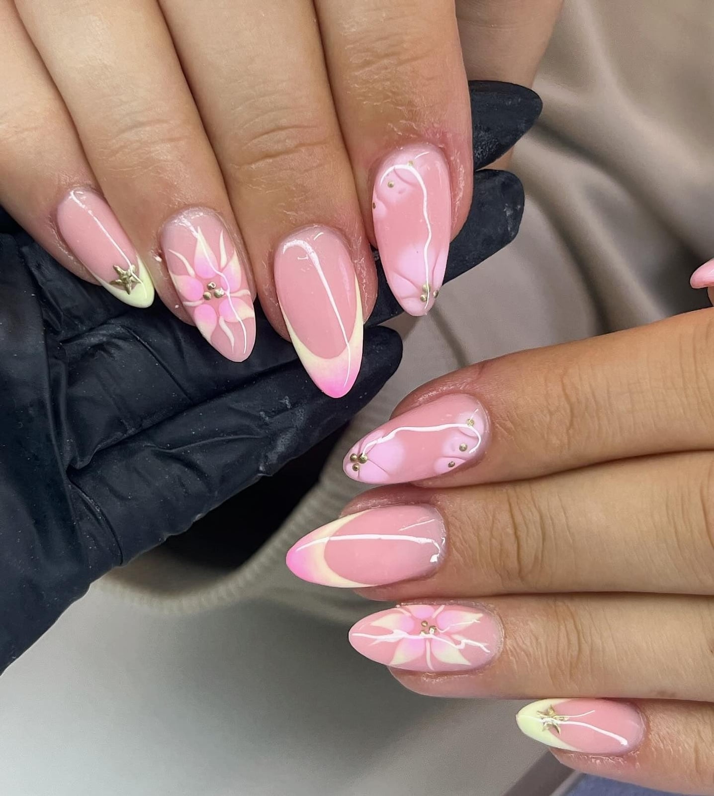 Sheer Milky Pink Glossy Short Almond Nails, миндаль — Classy Pink Almond Nails