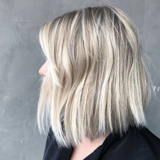 Collarbone Lob With Curtain Bangs and Platinum Highlights, Wavy — Classy Platinum Highlights