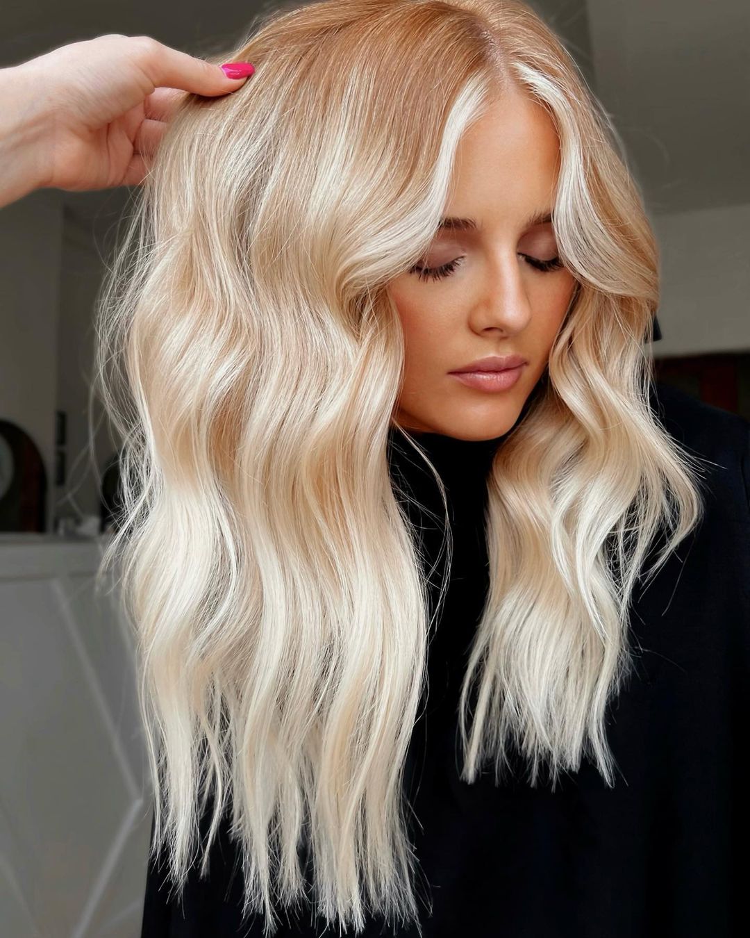 Mid-Back Wavy Hair With Platinum Highlights and Curtain Bangs — Classy Platinum Highlights