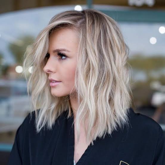 Collarbone Lob With Wavy Blowout and Platinum Highlights — Classy Platinum Highlights