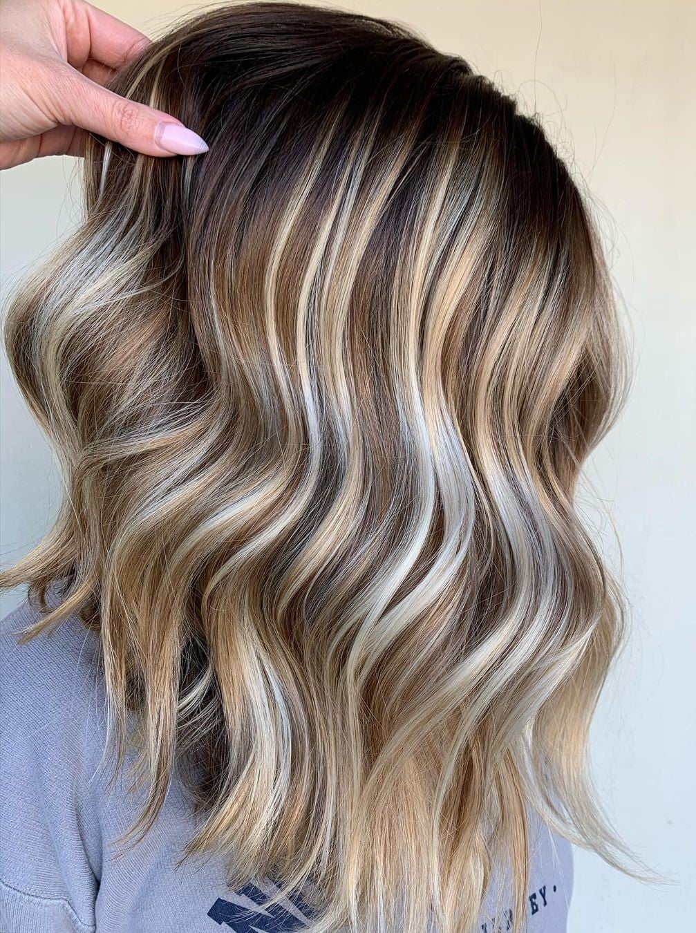 Collarbone Layers With Face-Framing Platinum Highlights — Classy Platinum Highlights