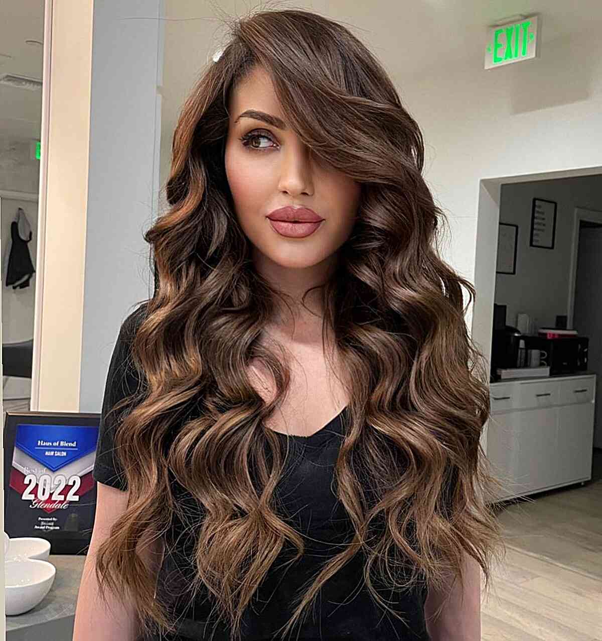 Collarbone Balayage Waves With Side-Swept Bangs and Loose Curls Collarbone Balayage Waves With Side-Swept Bangs and Loose Curls — Classy Professional Hairstyles