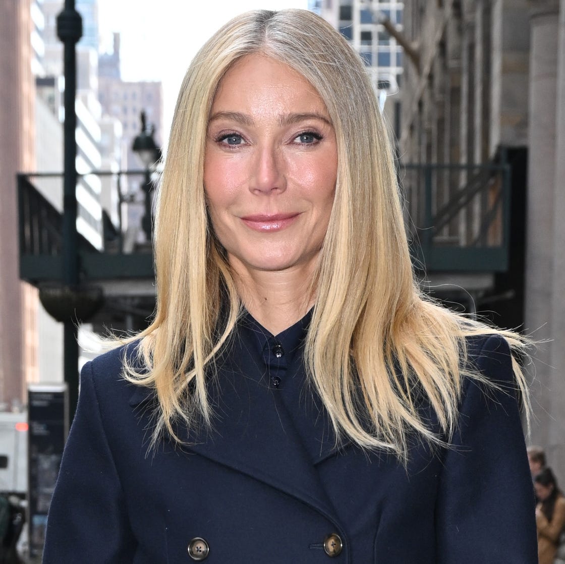 Collarbone Blonde Waves With Face-Framing Layers Collarbone Blonde Waves With Face-Framing Layers — Classy Professional Hairstyles
