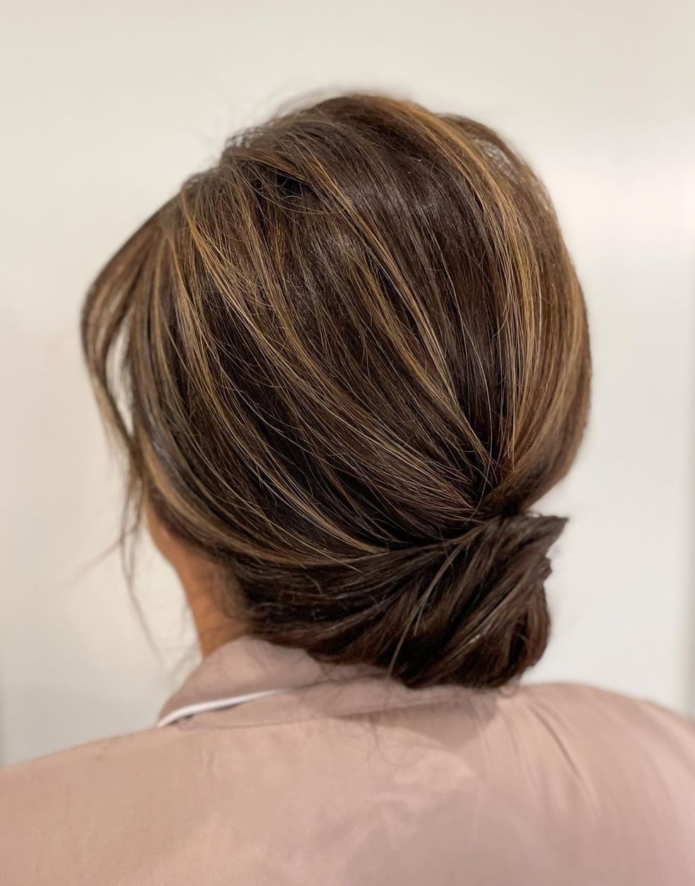 Collarbone Length Low Bun With Highlights Collarbone Length Low Bun With Highlights — Classy Puff Hairstyles