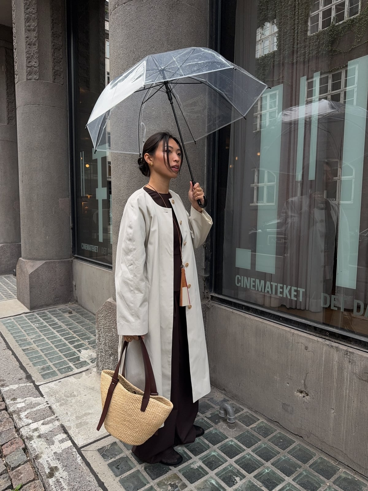 Glossy Chin-Length Bob With Curtain Bangs Glossy Chin-Length Bob With Curtain Bangs — Classy Rainy Days Hairstyles