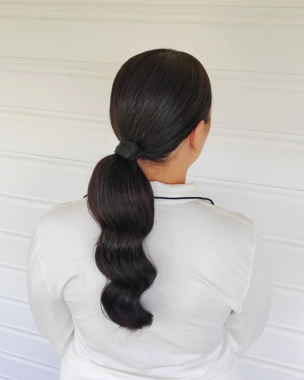 Shoulder-Length Sleek Ponytail With Waves Shoulder-Length Sleek Ponytail With Waves — Classy Rainy Days Hairstyles