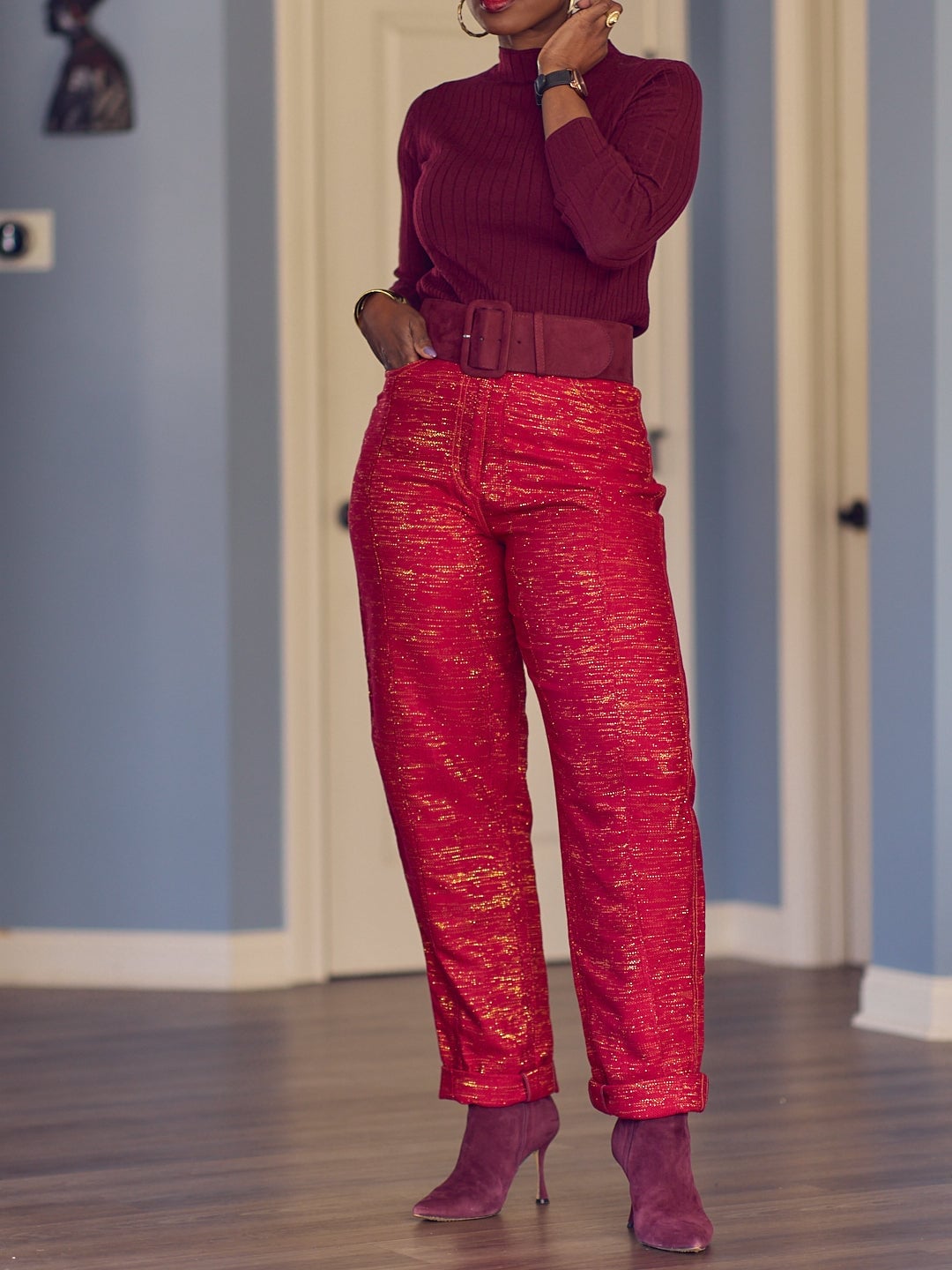 Textured Red Trousers With Burgundy Turtleneck And Belt Textured Red Trousers With Burgundy Turtleneck And Belt — Classy Red Pants Outfits