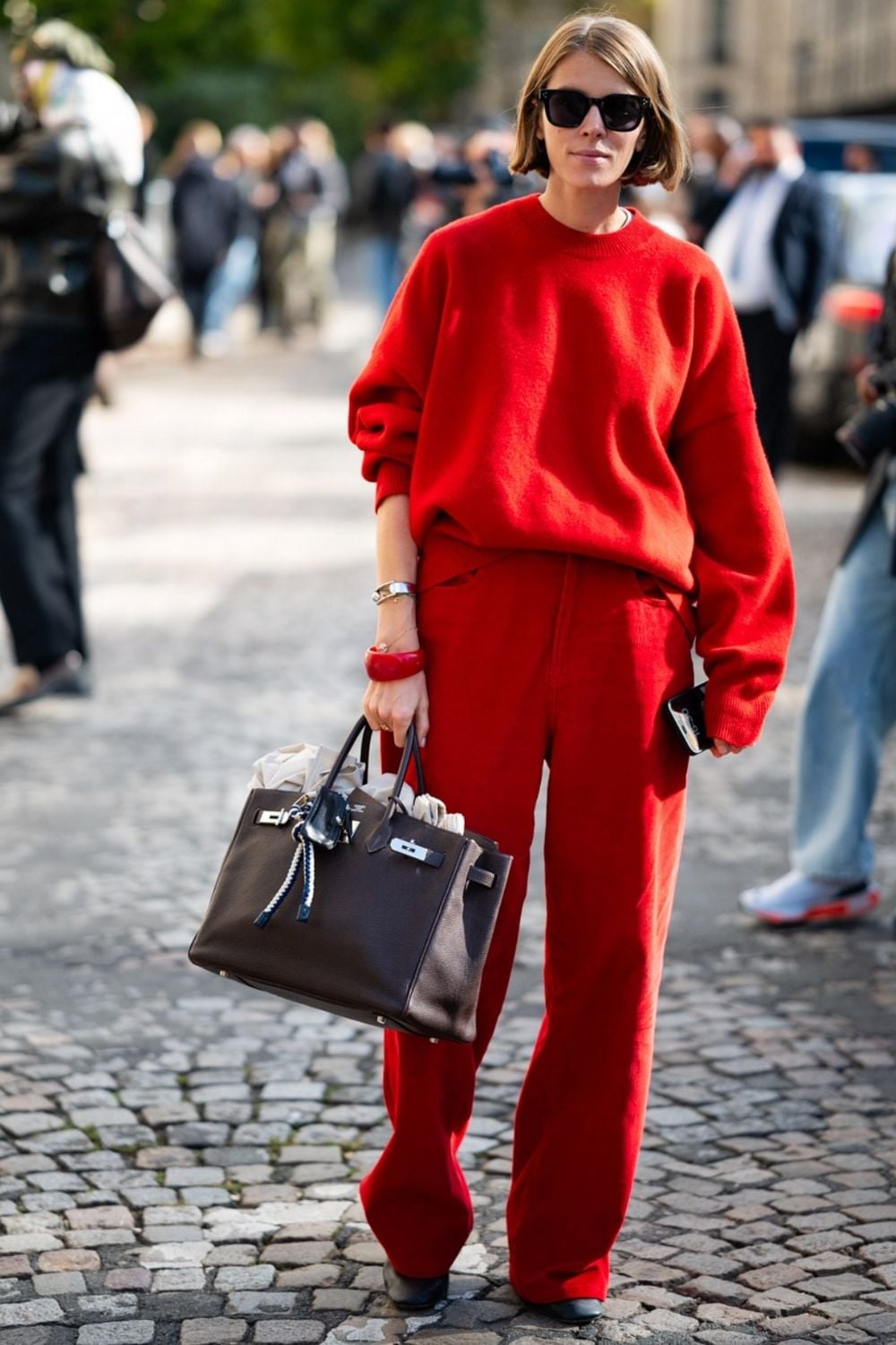 Monochromatic Red Outfit With Relaxed Fit Trousers Monochromatic Red Outfit With Relaxed Fit Trousers — Classy Red Pants Outfits