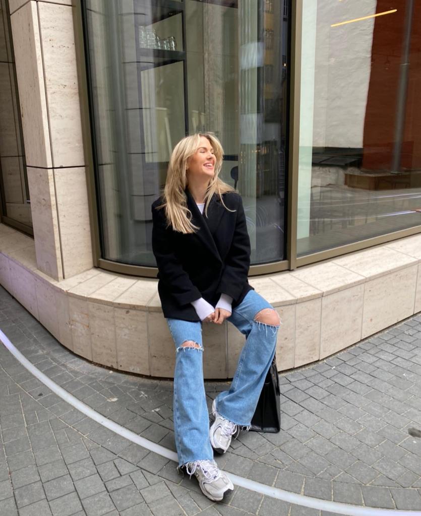 Light Wash Ripped Wide-Leg Jeans with Black Blazer and Sneakers Light Wash Ripped Wide-Leg Jeans with Black Blazer and Sneakers — Classy Ripped Jeans Outfits
