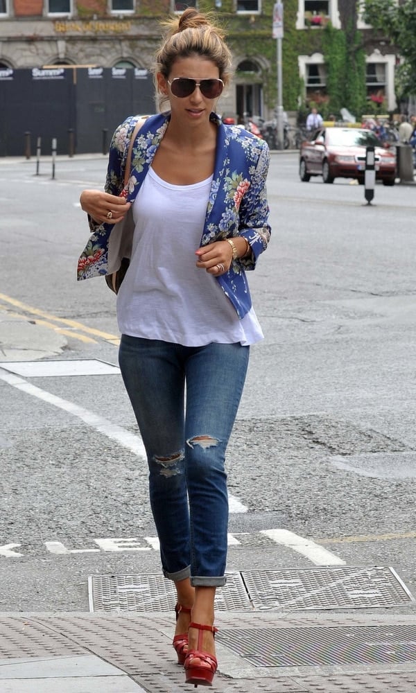 Ripped Blue Skinny Jeans with Floral Blazer and Red Heels Ripped Blue Skinny Jeans with Floral Blazer and Red Heels — Classy Ripped Jeans Outfits