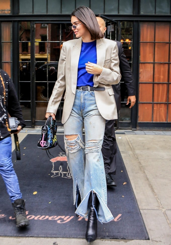 Light Blue Wide-Leg Ripped Jeans with Pink Crop Top and Sneakers Light Blue Wide-Leg Ripped Jeans with Pink Crop Top and Sneakers — Classy Ripped Jeans Outfits