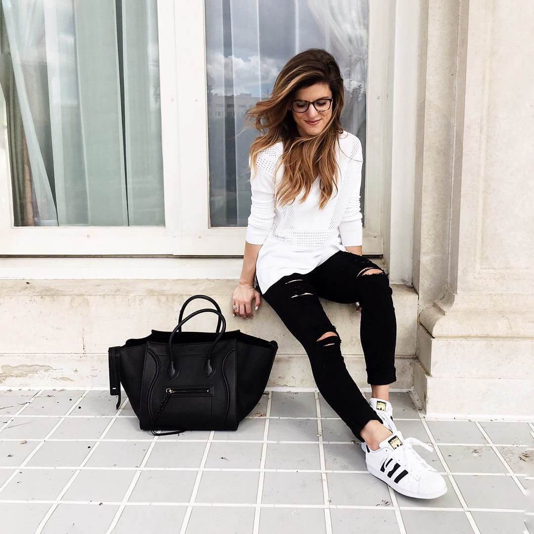 Heavily Ripped Black Skinny Jeans with White Top and Sneakers Heavily Ripped Black Skinny Jeans with White Top and Sneakers — Classy Ripped Jeans Outfits