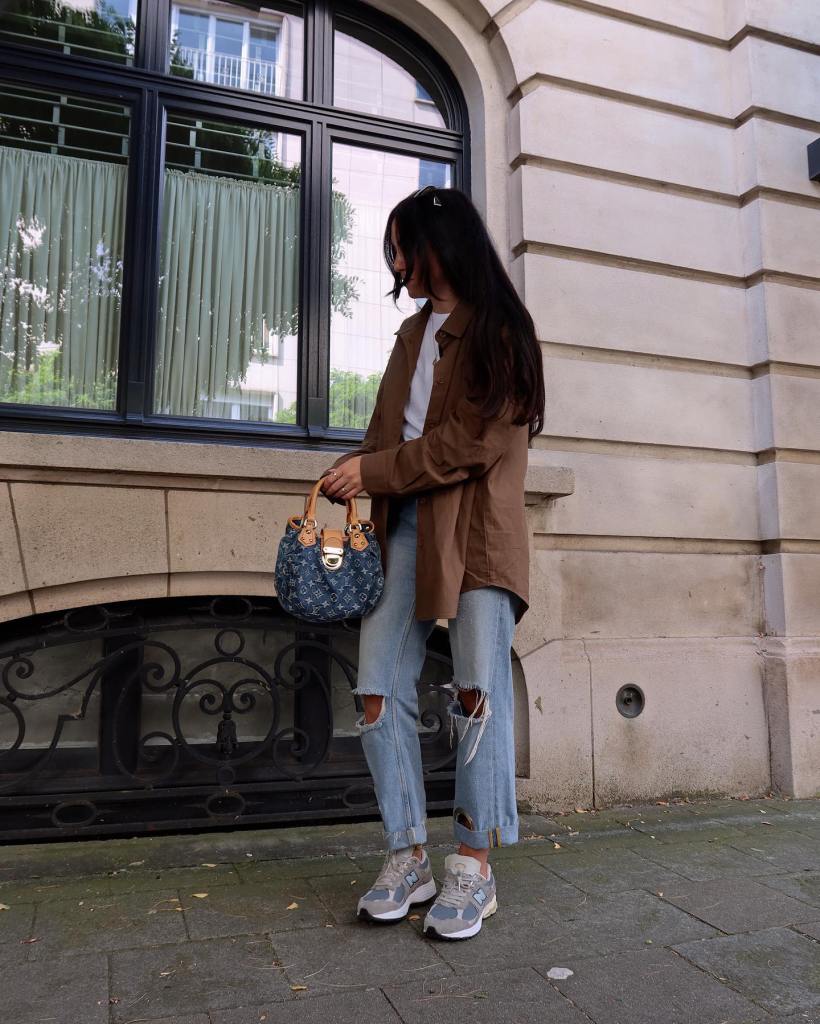 Ripped Light-Wash Jeans with Brown Shirt and Sneakers Ripped Light-Wash Jeans with Brown Shirt and Sneakers — Classy Ripped Jeans Outfits