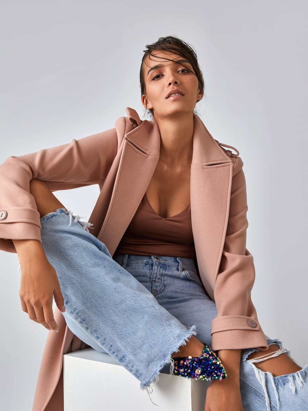 Ripped Jeans with Pink Coat and Embellished Flats and Light Blue Denim Ripped Jeans with Pink Coat and Embellished Flats and Light Blue Denim — Classy Ripped Jeans Outfits