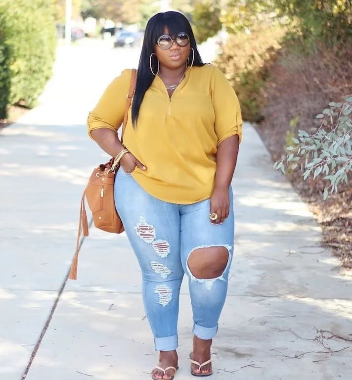 Light Blue Ripped Skinny Jeans with Yellow Blouse and Flip-Flops Light Blue Ripped Skinny Jeans with Yellow Blouse and Flip-Flops — Classy Ripped Jeans Outfits