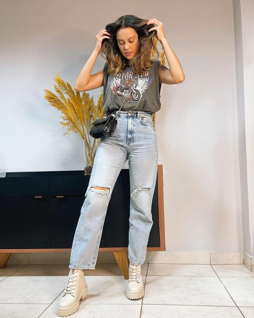 Graphic Band T-Shirt With Ripped Jeans — Classy Rock Concert Outfits