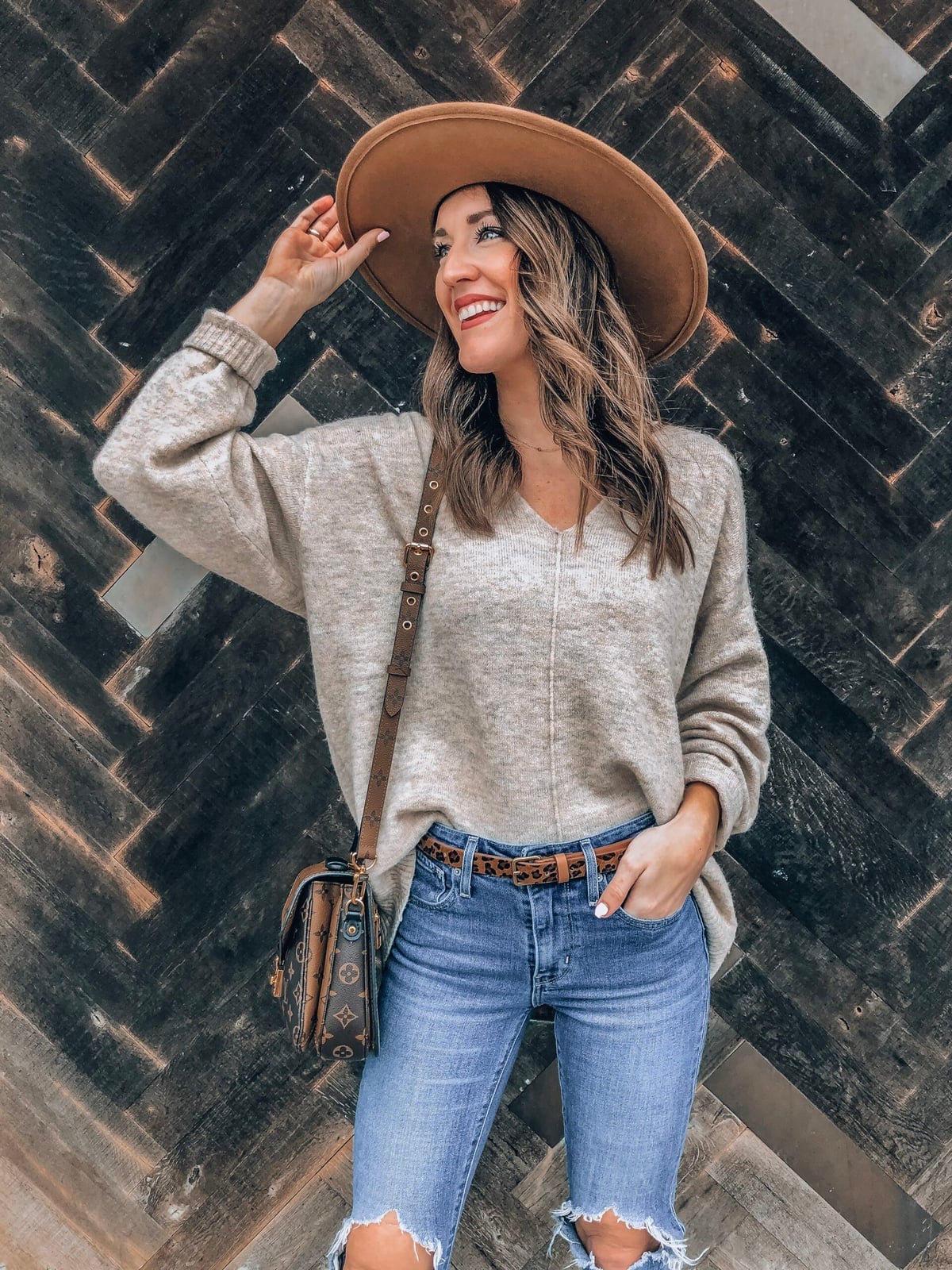 Beige Knit Sweater with Distressed Denim Jeans and Fedora Hat Beige Knit Sweater with Distressed Denim Jeans and Fedora Hat — Classy Rodeo Outfits for Women