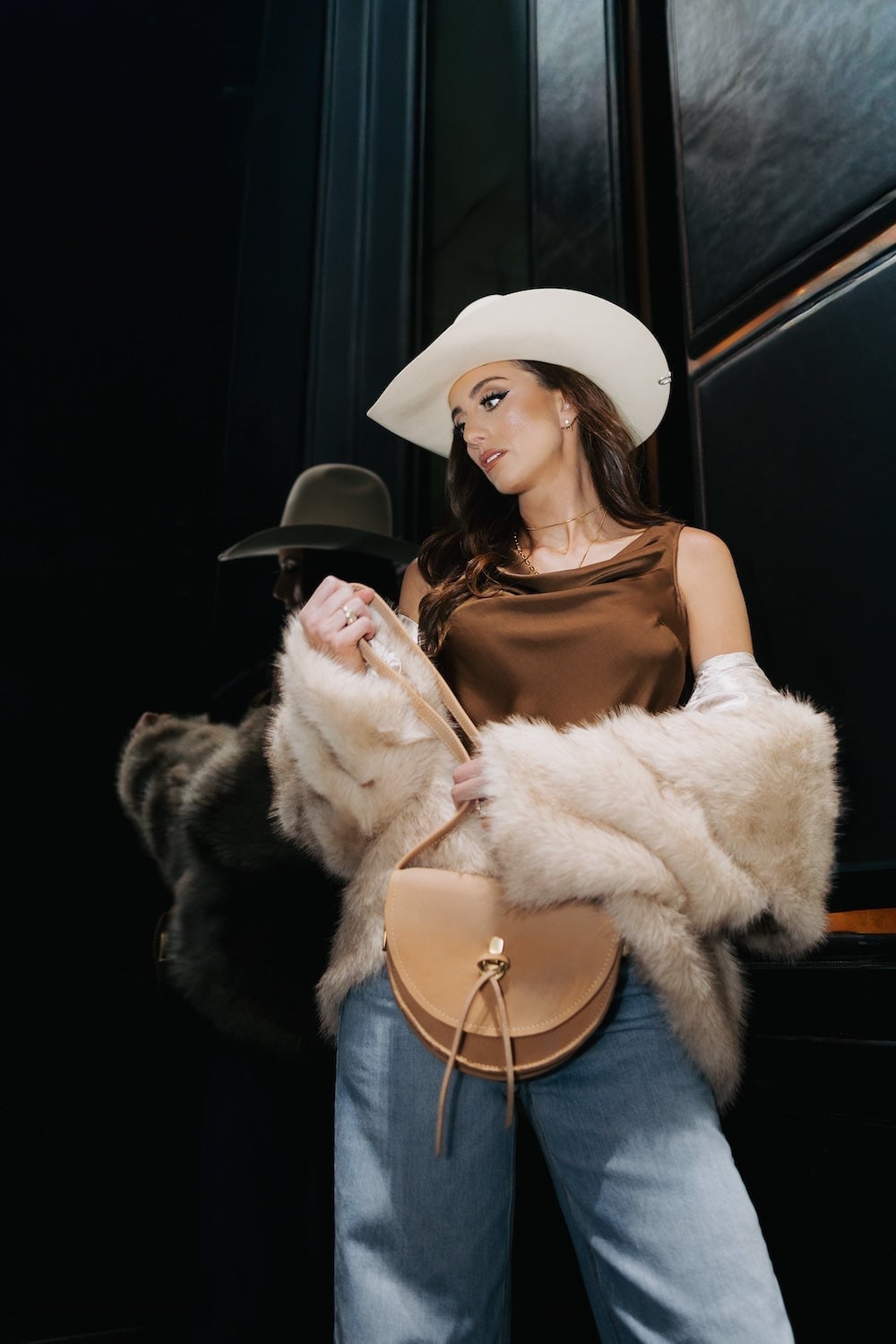White Puff-Sleeve Blouse and Blue Jeans with Brown Cowboy Hat White Puff-Sleeve Blouse and Blue Jeans with Brown Cowboy Hat — Classy Rodeo Outfits for Women