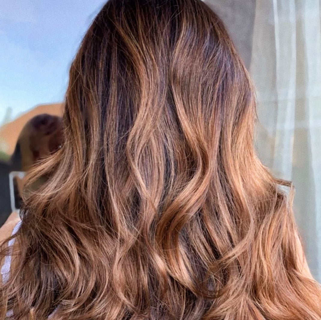 Wavy Hair with Shadow Root and Color Gradient Wavy Hair with Shadow Root and Color Gradient — Classy Shadow Root