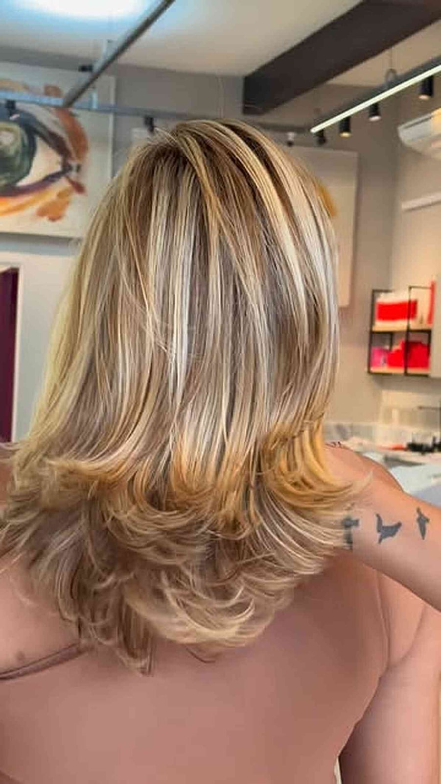 Layered Beige Blonde Hair with Shadow Root and Tan Top Layered Beige Blonde Hair with Shadow Root and Tan Top — Classy Shadow Root