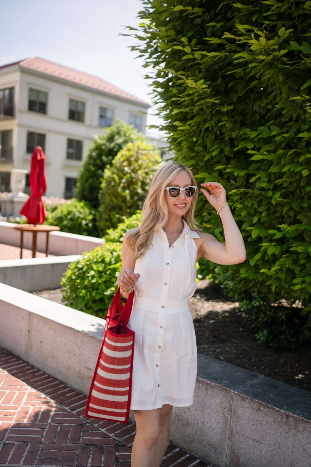White Sleeveless Linen Shirt Dress with Striped Tote White Sleeveless Linen Shirt Dress with Striped Tote — Classy Shirt Dress Outfits