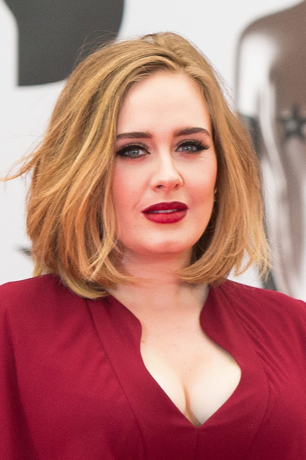 Medium Blonde Collarbone Lob With Loose Waves Medium Blonde Collarbone Lob With Loose Waves — Classy Short Haircuts for Round Faces