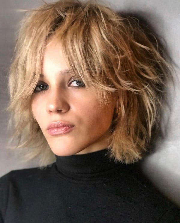 Platinum Blonde Collarbone Shag With Choppy Bangs Platinum Blonde Collarbone Shag With Choppy Bangs — Classy Short Shaggy Haircut