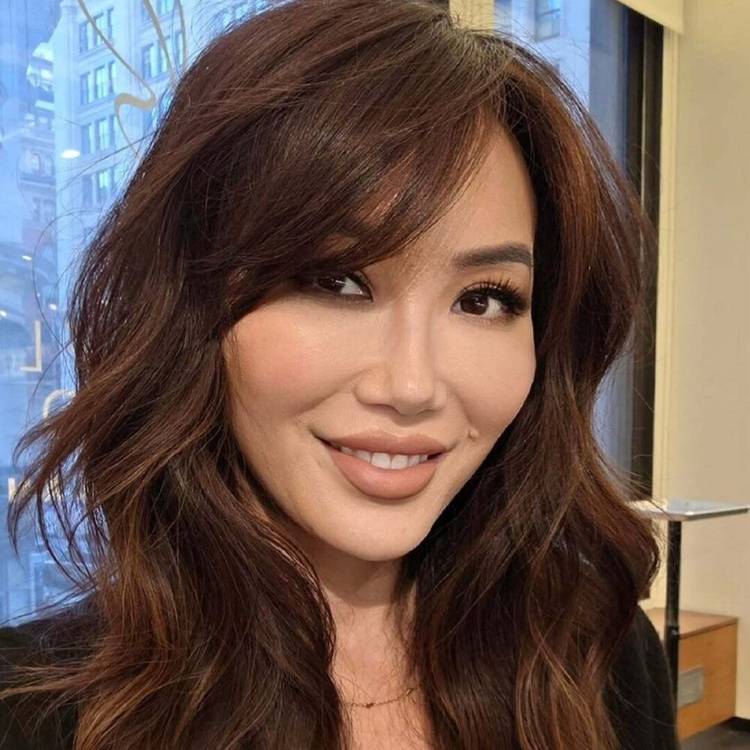 Chic Blonde Bob With Gentle Waves Chic Blonde Bob With Gentle Waves — Classy Side Bangs Hairstyles