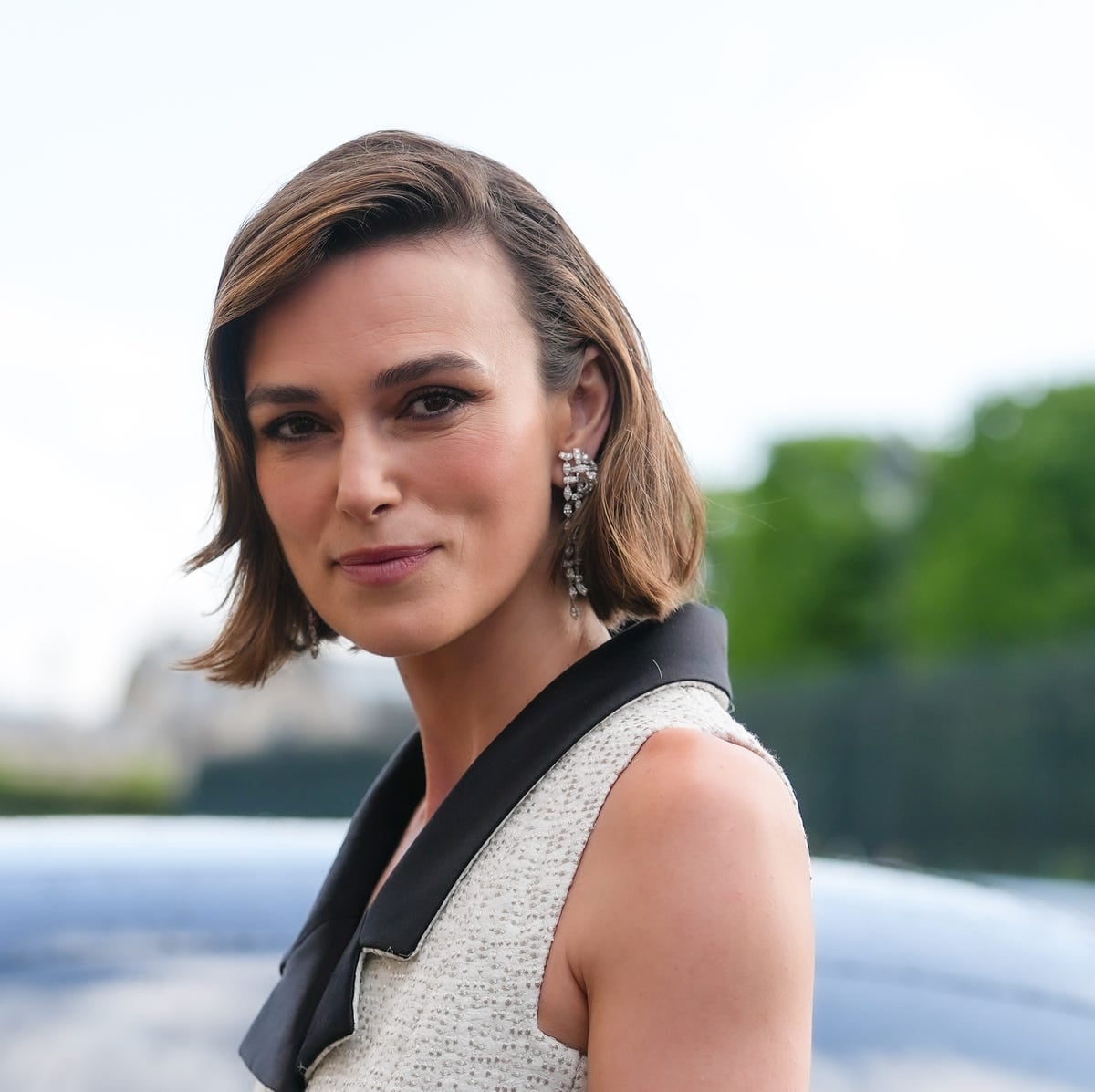 Dark Brown Bob With Curtain Bangs Dark Brown Bob With Curtain Bangs — Classy Side Part Bob